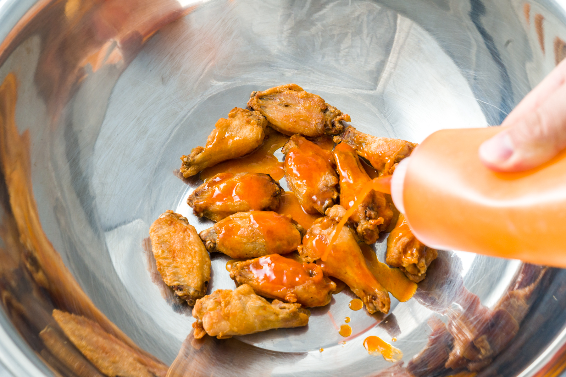 20190620-_DSC5098 Adding sauce to buffalo wings